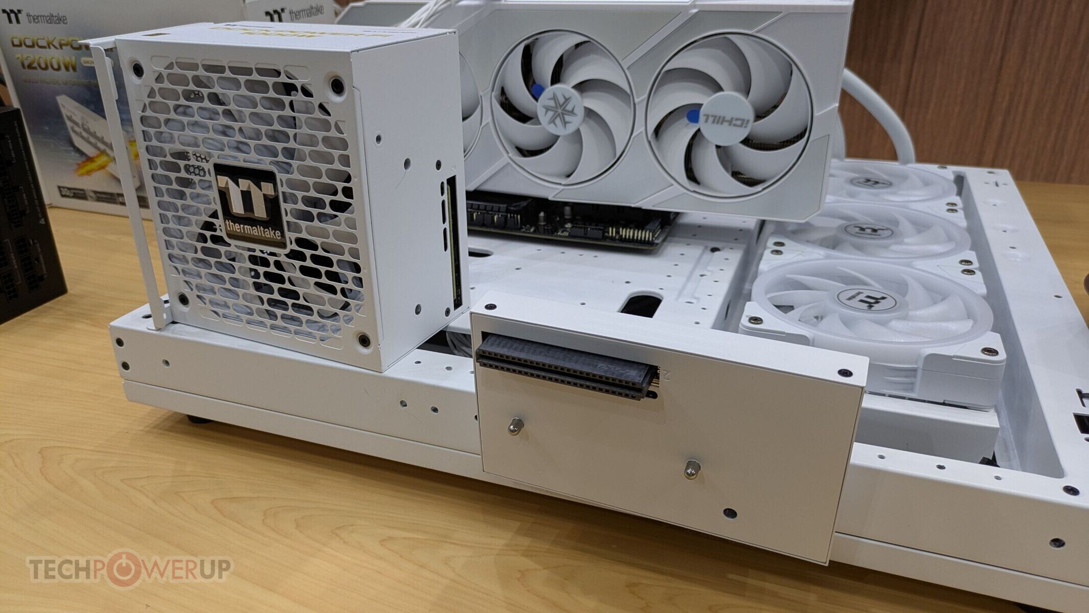 Thermaltake DockPower is an innovative modular power supply unit with a detachable connections panel.